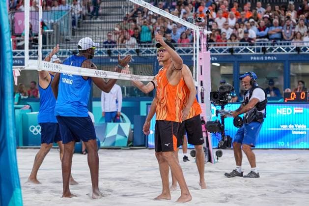 2024-08-04 Beach Volleybal - Olympic Games, Olympische Spiele, Olympia, OS Paris 2024 - Day 9 PARIS, FRANCE - AUGUST 4: Matthew Immers of the Netherlands and Steven van de Velde of the Netherlands competing in the Men s Round of 16 during Day 9 of Beach Volleybal - Olympic Games Paris 2024 at Eiffel Tower Stadium on August 4, 2024 in Paris, France. (Photo by Andre Weening BSR Agency) Paris France Content not available for redistribution in The Netherlands directly or indirectly through any third parties. Copyright: xBSRxAgencyx