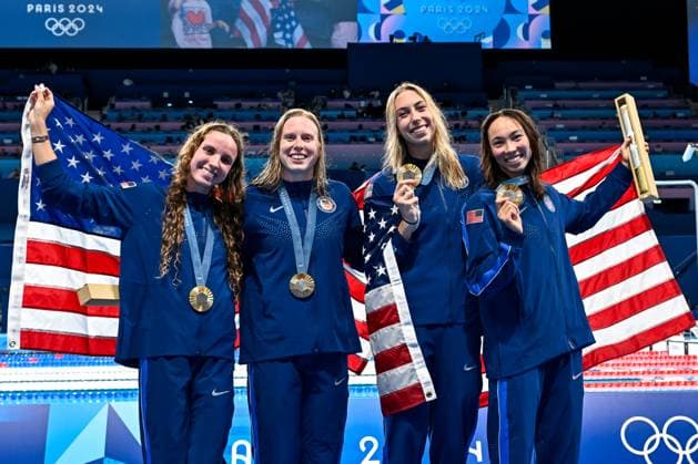 Sport Themen der Woche KW31 Athletes of team United States of America celebrate after winning the gold medal in the swimming 4x100m Medley Relay Women Final with new world record during the Paris 2024 Olympic Games, Olympische Spiele, Olympia, OS at La Defense Arena in Paris (France), August 04, 2024. Giorgio Scala