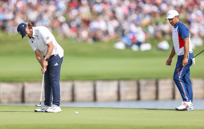 OLYMPICS - Olympic Summer Games 2024 PARIS,FRANCE,04.AUG.24 - OLYMPICS, GOLF - Olympic Summer Games Paris 2024, mens individual stroke play, final. Image shows Tommy Fleetwood (GBR) and Xander Schauffele (USA).  GEPAxpictures xHaraldxSteiner