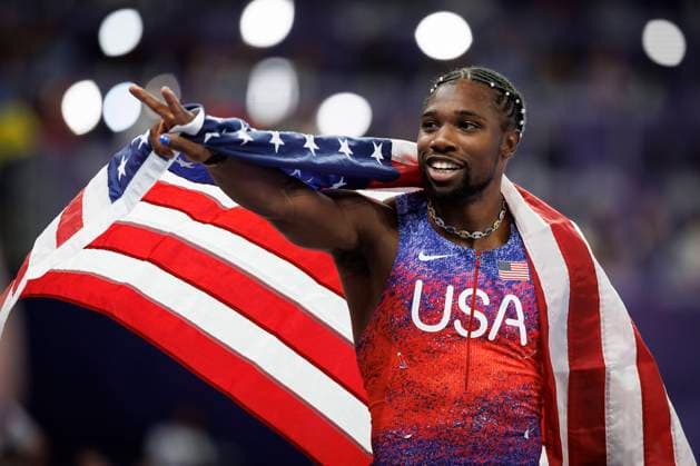 Bilder des Jahres 2024, Sport 08 August Sport Themen der Woche KW31 Olympische Spiele (Leichtathletik); Paris, 04.08.2024 LYLES Noah (United States of America) gewinnt die 100m knapp; Olympische Spiele (Leichtathletik) am 04.08.2024 im Stade de France in Paris (Frankreich). *** Olympic Games Athletics Paris, 04 08 2024 LYLES Noah United States of America narrowly wins the 100m Olympic Games Athletics on 04 08 2024 at the Stade de France in Paris France Copyright: xBEAUTIFULxSPORTS AxelxKohringx