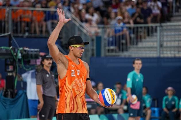 2024-08-04 Beach Volleybal - Olympic Games, Olympische Spiele, Olympia, OS Paris 2024 - Day 9 PARIS, FRANCE - AUGUST 4: Matthew Immers of the Netherlands competing in the Men s Round of 16 during Day 9 of Beach Volleybal - Olympic Games Paris 2024 at Eiffel Tower Stadium on August 4, 2024 in Paris, France. (Photo by Andre Weening BSR Agency) Paris France Content not available for redistribution in The Netherlands directly or indirectly through any third parties. Copyright: xBSRxAgencyx