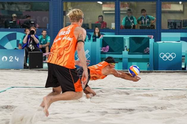 2024-08-04 Beach Volleybal - Olympic Games, Olympische Spiele, Olympia, OS Paris 2024 - Day 9 PARIS, FRANCE - AUGUST 4: Matthew Immers of the Netherlands and Steven van de Velde of the Netherlands competing in the Men s Round of 16 during Day 9 of Beach Volleybal - Olympic Games Paris 2024 at Eiffel Tower Stadium on August 4, 2024 in Paris, France. (Photo by Andre Weening BSR Agency) Paris France Content not available for redistribution in The Netherlands directly or indirectly through any third parties. Copyright: xBSRxAgencyx