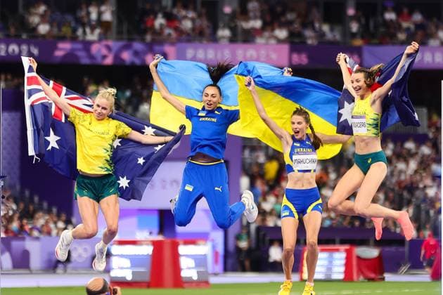 Bilder des Jahres 2024, Sport 08 August Sport Themen der Woche KW31 Sport Bilder des Tages PARIS, FRANCE - AUGUST 04: Yaroslava Mahuchikh of Ukraine wins Gold, Nicola Olyslagers of Australia Silver, and joint Bronze Elenor Patterson of Australia and Iryna Gerashchenko of Ukraine celebrate in the Women™s High Jump during the Paris 2024 Olympic Games, Olympische Spiele, Olympia, OS Athletics at the Stade de France on August 04, 2024 in Paris, France. (Photo by Pete Dovgan Speed Media Icon Sportswire) OLYMPICS: AUG 04 Paris 2024 EDITORIAL USE ONLY Icon2408040237