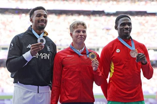Sport Themen der Woche KW31 Sport Bilder des Tages Siegerehrung, Silber für Leo Neugebauer (GER), Gold für Markus Rooth (NOR), Bronze für Lindon Victor (GRD - Grenada), Zehnkampf, Athletics, Paris 2024, Olympic Games, Olympische Spiele, Olympia, OS Paris 2024, Olympic Games 2024, 04.08.2024, - *** Award ceremony, Silver for Leo Neugebauer GER , Gold for Markus Rooth NOR , Bronze for Lindon Victor GRD Grenada , Decathlon, Athletics, Paris 2024, Olympic Games Paris 2024, Olympic Games 2024, 04 08 2024,
