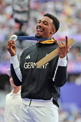 Sport Themen der Woche KW31 Sport Bilder des Tages Siegerehrung, Silber für Leo Neugebauer (GER ) Zehnkampf, Athletics, Paris 2024, Olympic Games, Olympische Spiele, Olympia, OS Paris 2024, Olympic Games 2024, 04.08.2024, - *** Award ceremony, Silver for Leo Neugebauer GER Decathlon, Athletics, Paris 2024, Olympic Games Paris 2024, Olympic Games 2024, 04 08 2024,