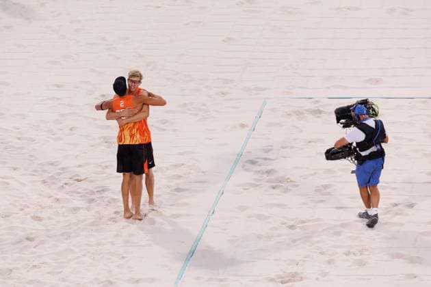 Steven Van De Velde and Matthew Immers of the Netherlands during the during the Men s Preliminary Pase Pool B match of the Beach volleyball, Beachvolleyball Paris 2024 Olympic Games, Olympische Spiele, Olympia, OS Day Nine, Paris, France - 04 Aug 2024  Copyright: xRyanxBrowne Shutterstockx 14616663lx