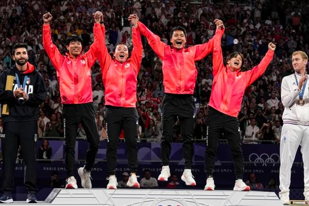 Bilder des Jahres 2024, Sport 08 August Sport Themen der Woche KW31 Sport Bilder des Tages August 4, 2024, Paris, Paris, FRANCE: Silver medallists Filippo Macchi, Tommaso Marini, Alessio Foconi and Guillaume Bianchi of Italy; Gold medallists Takahiro Shikine, Yudai Nagano, Kyosuke Matsuyama and Kazuki Iimura of Japan, and Bronze medallists Julien Mertine, Maxime Pauty, Enzo Lefort and Maximilien Chastanet of France celebrate on the podium during Men s Foil Team Gold Medal Match of the Fencing on Grand Palais - Podium Piste during the Paris 2024 Olympics Games on August 4, 2024 in Paris, France. Paris FRANCE - ZUMAa181 20240804_zaa_a181_470 Copyright: xAlvaroxDiazx