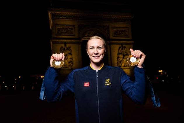 Sport Themen der Woche KW31 Sport Bilder des Tages 240804 Sarah Sjöström of Sweden poses with her gold medals for women™s 100 and 50 meters freestyle in front of Arc de Triomphe during day 9 of the Paris 2024 Olympic Games, Olympische Spiele, Olympia, OS on August 4, 2024 in Paris. Photo: Johanna Säll BILDBYRAN kod JL JL0420 simning, swimming, svomming,olympic games, olympics, os, ol, ol *** 240804 Sarah Sjöström of Sweden poses with her gold medals for women™s 100 and 50 meters freestyle in front of Arc de Triomphe during day 9 of the Paris 2024 Olympic Games on August 4, 2024 in Paris Photo Johanna Säll BILDBYRAN code JL JL0420 swimming, swimming, svomming,olympic games, olympics, os, ol, ol  Copyright: JOHANNAxSÄLL BB240804ZO272