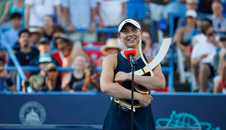 Bilder des Jahres 2024, Sport 08 August Sport Themen der Woche KW31 Sport Bilder des Tages August 4, 2024: Paula Badosa (ESP) addresses the crowd holding the championship trophy after the final of the 2024 Mubadala Citi DC Open tennis tournament being played at Rock Creek Park Tennis Center in Washington, D.C. CSM District Of Columbia United States of America - ZUMAc04_ 20240804_zma_c04_285 Copyright: xJustinxCooperx
