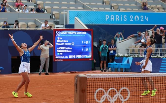 Sport Themen der Woche KW31 Sport Bilder des Tages (240804) -- PARIS, Aug. 4, 2024 -- Sara Errani Jasmine Paolini (L) of Italy celebrate after the women s doubles gold medal match of tennis against Mirra Andreeva Diana Shnaider of AIN at the Paris 2024 Olympic Games, Olympische Spiele, Olympia, OS in Paris, France, on Aug. 4, 2024. ) (PARIS2024)FRANCE-PARIS-OLY-TENNIS GaoxJing 