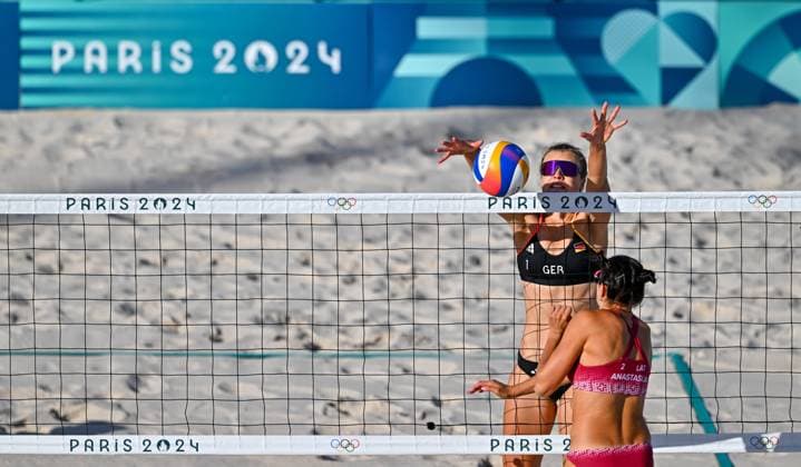 Olympische Spiele Beach volleyball, Beachvolleyball ; Paris 05.08.2024 Achtelfinale, Frauen, GER-LAT, Svenja Mueller (1, GER), Cinja Tillmann (2, GER), Copyright: xBEAUTIFULxSPORTS TomxBlochx