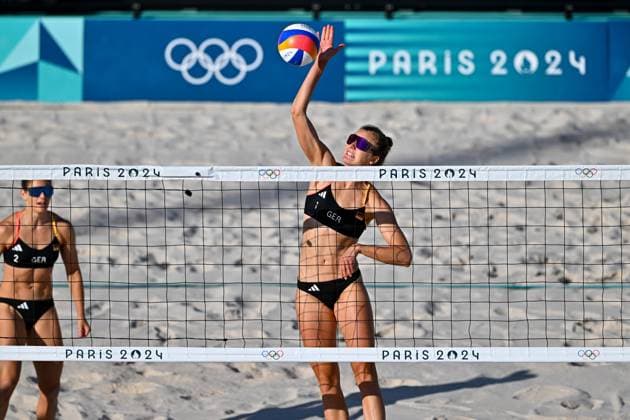 Olympische Spiele Beach volleyball, Beachvolleyball ; Paris 05.08.2024 Achtelfinale, Frauen, GER-LAT, Svenja Mueller (1, GER), Cinja Tillmann (2, GER), Copyright: xBEAUTIFULxSPORTS TomxBlochx