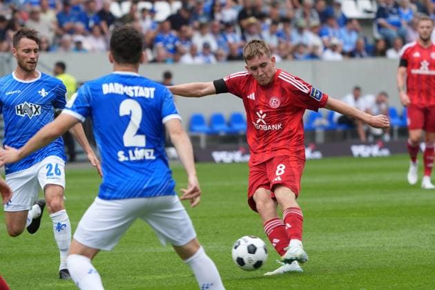 Isak Johannesson (Fortuna Düsseldorf, 08) zieht ab - 04.08.2024 2. Bundesliga, Saison 24 25: SV Darmstadt 98 vs Fortuna Düsseldorf, Stadion am Boellenfalltor, emonline, emspor,