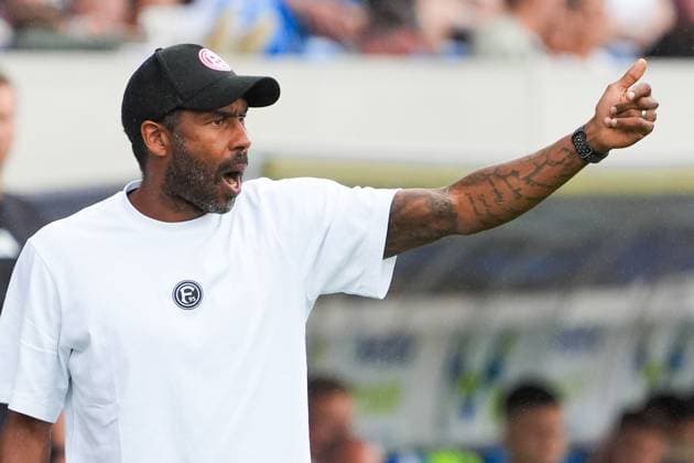 Trainer Daniel Thioune (Fortuna Düsseldorf) gibt Anweisungen - 04.08.2024 2. Bundesliga, Saison 24 25: SV Darmstadt 98 vs Fortuna Düsseldorf, Stadion am Boellenfalltor, emonline, emspor,