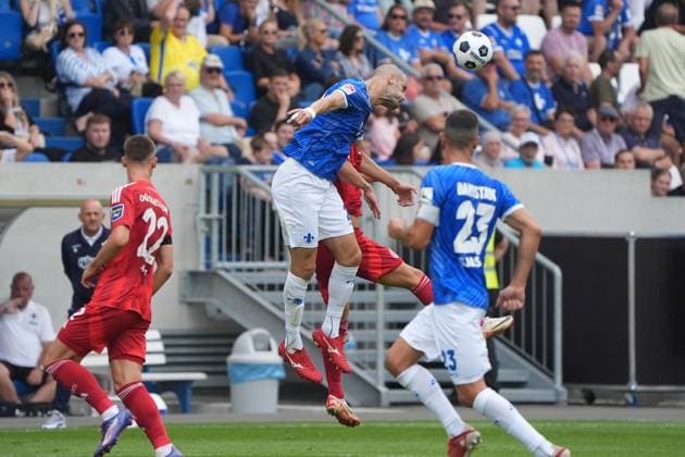 Kopfballabwehr Aleksandar Vukotic (SV Darmstadt 98, 20) - 04.08.2024 2. Bundesliga, Saison 24 25: SV Darmstadt 98 vs Fortuna Düsseldorf, Stadion am Boellenfalltor, emonline, emspor,
