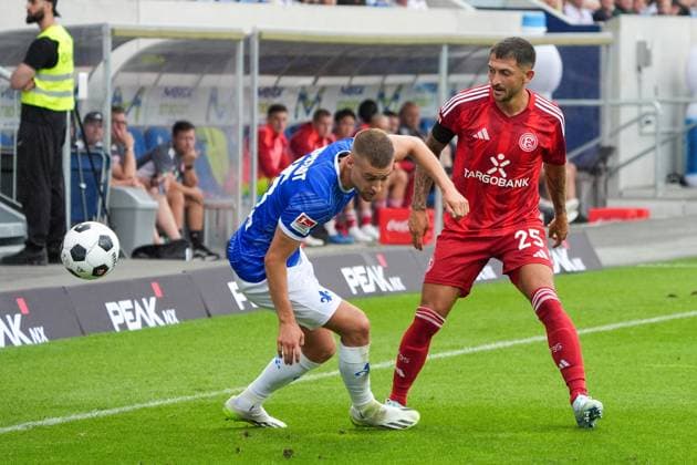 Matthias Zimmermann (Fortuna Düsseldorf, 25) gegen Fabian Nürnberger (SV Darmstadt 98, 15) - 04.08.2024 2. Bundesliga, Saison 24 25: SV Darmstadt 98 vs Fortuna Düsseldorf, Stadion am Boellenfalltor, emonline, emspor,