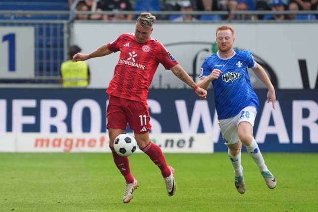 Felix Klaus (Fortuna Düsseldorf, 11) gegen Paul Will (SV Darmstadt 98, 28) - 04.08.2024 2. Bundesliga, Saison 24 25: SV Darmstadt 98 vs Fortuna Düsseldorf, Stadion am Boellenfalltor, emonline, emspor,