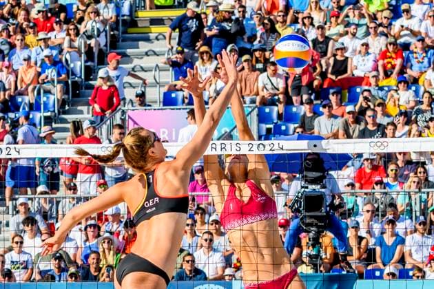 FRA, Olympische Sommerspiele Paris 2024, Beachvolleyball, Damen Achtelfinale, MULLER TILLMANN GER vs TINA ANASTASIJA 05.08.2024, Champ de Mars, Paris, FRA, Olympische Sommerspiele Paris 2024, Beachvolleyball, Damen Achtelfinale, MULLER TILLMANN GER vs TINA ANASTASIJA , im Bild MULLER Svenja (GER) gegen TINA GRAUDINA (LAT)