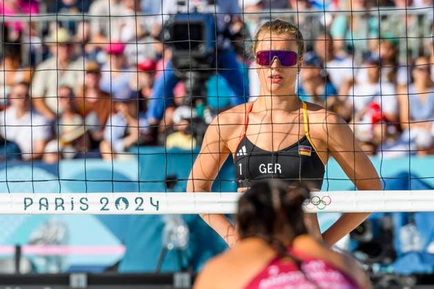 FRA, Olympische Sommerspiele Paris 2024, Beachvolleyball, Damen Achtelfinale, MULLER TILLMANN GER vs TINA ANASTASIJA 05.08.2024, Champ de Mars, Paris, FRA, Olympische Sommerspiele Paris 2024, Beachvolleyball, Damen Achtelfinale, MULLER TILLMANN GER vs TINA ANASTASIJA , im Bild MULLER Svenja (GER)