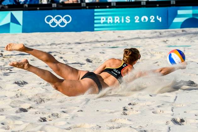 FRA, Olympische Sommerspiele Paris 2024, Beachvolleyball, Damen Achtelfinale, MULLER TILLMANN GER vs TINA ANASTASIJA 05.08.2024, Champ de Mars, Paris, FRA, Olympische Sommerspiele Paris 2024, Beachvolleyball, Damen Achtelfinale, MULLER TILLMANN GER vs TINA ANASTASIJA , im Bild TILLMANN Cinja (GER) kann den Ball nicht retten