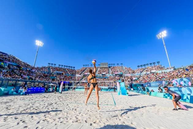FRA, Olympische Sommerspiele Paris 2024, Beachvolleyball, Damen Achtelfinale, MULLER TILLMANN GER vs TINA ANASTASIJA 05.08.2024, Champ de Mars, Paris, FRA, Olympische Sommerspiele Paris 2024, Beachvolleyball, Damen Achtelfinale, MULLER TILLMANN GER vs TINA ANASTASIJA , im Bild TILLMANN Cinja (GER)beim Aufschlag