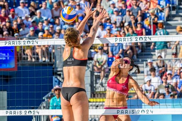 FRA, Olympische Sommerspiele Paris 2024, Beachvolleyball, Damen Achtelfinale, MULLER TILLMANN GER vs TINA ANASTASIJA 05.08.2024, Champ de Mars, Paris, FRA, Olympische Sommerspiele Paris 2024, Beachvolleyball, Damen Achtelfinale, MULLER TILLMANN GER vs TINA ANASTASIJA , im Bild MULLER Svenja (GER) +kann den Ball von ANASTASIJA SAMOILOVA (LAT) nicht stoppen