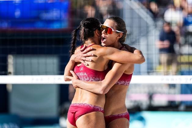 FRA, Paris, Olympischen Spiele Paris 2024, (05.08.2024, Beachvolleyball Achtelfinale Damen, Eiffel Tower - Centre Court) Svenja Müller und Cinja Tillmann (Deutschland) spielen gegen Tina Graudina und Anastasija Samoilova (Lettland) Graudina und Samoilova liegen sich jubelnd in den Armen Copyright: HMBxMedia SteffiexWunderl
