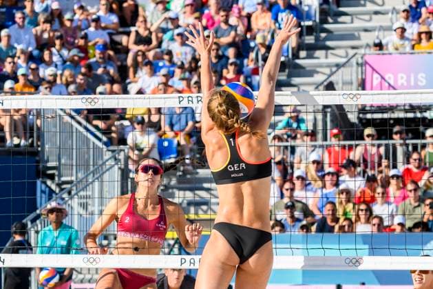 FRA, Olympische Sommerspiele Paris 2024, Beachvolleyball, Damen Achtelfinale, MULLER TILLMANN GER vs TINA ANASTASIJA 05.08.2024, Champ de Mars, Paris, FRA, Olympische Sommerspiele Paris 2024, Beachvolleyball, Damen Achtelfinale, MULLER TILLMANN GER vs TINA ANASTASIJA , im Bild MULLER Svenja (GER) blockt mit dem Kopf den Ball von ANASTASIJA SAMOILOVA (LAT)