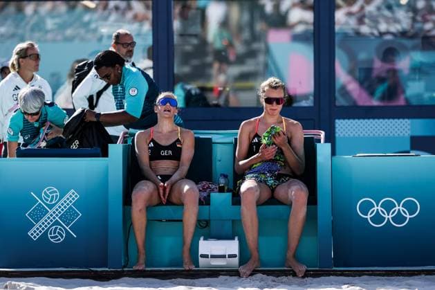 FRA, Paris, Olympischen Spiele Paris 2024, (05.08.2024, Beachvolleyball Achtelfinale Damen, Eiffel Tower - Centre Court) Svenja Müller und Cinja Tillmann (Deutschland) spielen gegen Tina Graudina und Anastasija Samoilova (Lettland) Tillmann und Müller niedergeschlagen, frustriert, traurig auf der Bank nach dem Turnieraus Copyright: HMBxMedia SteffiexWunderl