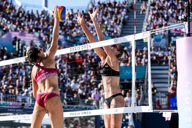 FRA, Paris, Olympischen Spiele Paris 2024, (05.08.2024, Beachvolleyball Achtelfinale Damen, Eiffel Tower - Centre Court) Svenja Müller und Cinja Tillmann (Deutschland) spielen gegen Tina Graudina und Anastasija Samoilova (Lettland) Anastasija Samoilova (Lettland, 2) schlägt den Ball, Svenja Müller (Deutschland, 1) versucht zu blocken Copyright: HMBxMedia SteffiexWunderl