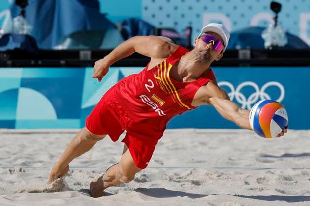 Adrian Gavira, of Spain, in action against Poland during their Men s beach volley round of 16 Poland vs. Spain as part of Paris 2024 Olympic Games, Olympische Spiele, Olympia, OS in Paris, France, 05 August 2024. Men s beach volley round of 16 Poland vs. Spain !ACHTUNG: NUR REDAKTIONELLE NUTZUNG!  Copyright: xLavandeiraxJrx EVE449 20240805-55014343286_1