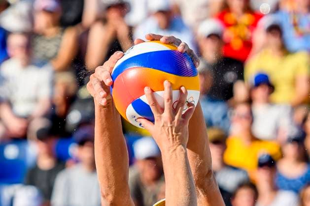 Sport Bilder des Tages FRA, Olympische Sommerspiele Paris 2024, Beachvolleyball, Damen Achtelfinale, MULLER TILLMANN GER vs TINA ANASTASIJA 05.08.2024, Champ de Mars, Paris, FRA, Olympische Sommerspiele Paris 2024, Beachvolleyball, Damen Achtelfinale, MULLER TILLMANN GER vs TINA ANASTASIJA , im Bild feature kämpf um den Ball über dem Netz