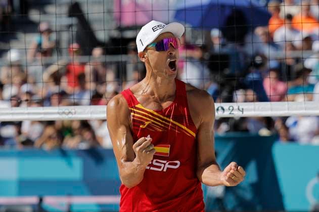 Pablo Herrera, of Spain, ireacts after an action against Poland during their Men s beach volley round of 16 Poland vs. Spain as part of Paris 2024 Olympic Games, Olympische Spiele, Olympia, OS in Paris, France, 05 August 2024. Men s beach volley round of 16 Poland vs. Spain !ACHTUNG: NUR REDAKTIONELLE NUTZUNG!  Copyright: xLavandeiraxJrx EVE450 20240805-55014343312_1