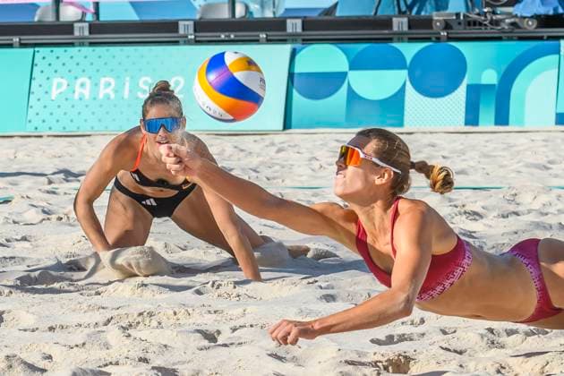 FRA, Olympische Sommerspiele Paris 2024, Beachvolleyball, Damen Achtelfinale, MULLER TILLMANN GER vs TINA ANASTASIJA 05.08.2024, Champ de Mars, Paris, FRA, Olympische Sommerspiele Paris 2024, Beachvolleyball, Damen Achtelfinale, MULLER TILLMANN GER vs TINA ANASTASIJA , im Bild TILLMANN Cinja (GER) schaut TINA GRAUDINA (LAT) zu