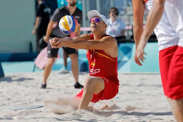 Pablo Herrera, of Spain, in action against Poland during their Men s beach volley round of 16 Poland vs. Spain as part of Paris 2024 Olympic Games, Olympische Spiele, Olympia, OS in Paris, France, 05 August 2024. Men s beach volley round of 16 Poland vs. Spain !ACHTUNG: NUR REDAKTIONELLE NUTZUNG!  Copyright: xLavandeiraxJrx EVE451 20240805-55014343370_1
