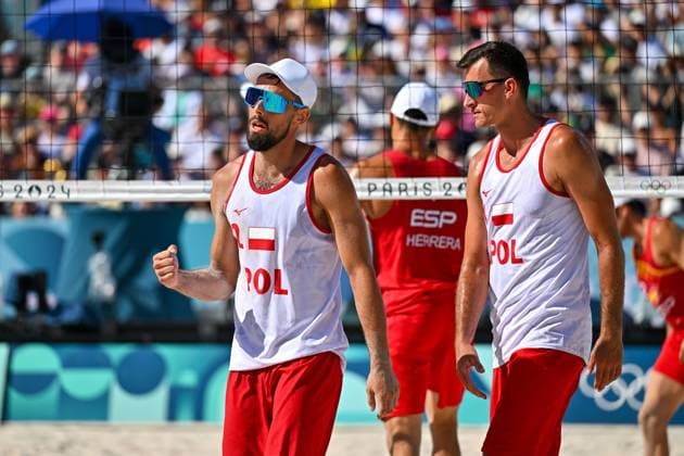 Olympische Spiele Beach volleyball, Beachvolleyball ; Paris 05.08.2024 Achtelfinale, Herren, POL_ESP, Michal Bryl (1, POL), Bartosz Losiak (2, POL) Copyright: xBEAUTIFULxSPORTS TomxBlochx