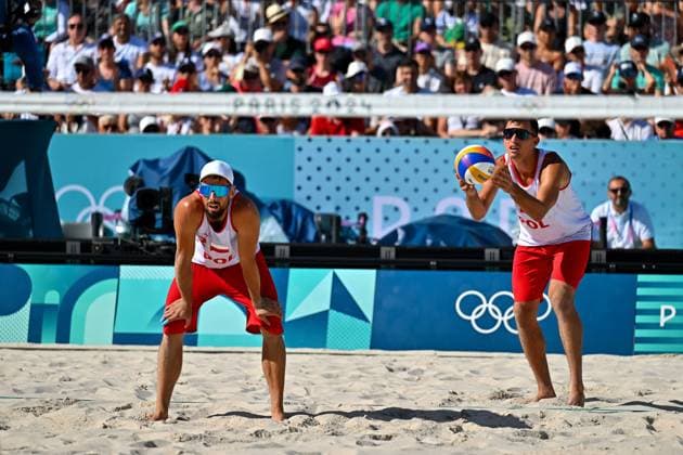 Olympische Spiele Beach volleyball, Beachvolleyball ; Paris 05.08.2024 Achtelfinale, Herren, POL_ESP, Michal Bryl (1, POL), Bartosz Losiak (2, POL) Copyright: xBEAUTIFULxSPORTS TomxBlochx