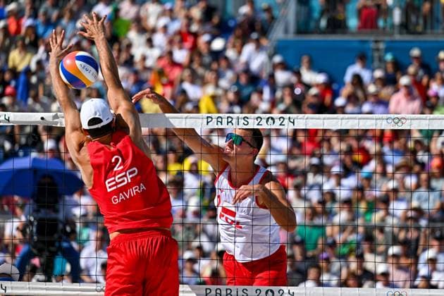 Olympische Spiele Beach volleyball, Beachvolleyball ; Paris 05.08.2024 Achtelfinale, Herren, POL_ESP, Bartosz Losiak (2, POL) gegen 2 Adrian Gavira Collado, Copyright: xBEAUTIFULxSPORTS TomxBlochx