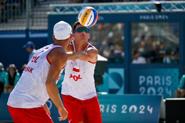 Olympische Spiele Beach volleyball, Beachvolleyball ; Paris 05.08.2024 Achtelfinale, Herren, POL_ESP, Michal Bryl (1, POL), Bartosz Losiak (2, POL) Copyright: xBEAUTIFULxSPORTS TomxBlochx