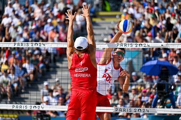 Olympische Spiele Beach volleyball, Beachvolleyball ; Paris 05.08.2024 Achtelfinale, Herren, POL_ESP, Michal Bryl (1, POL), gegen Pablo Allepuz Herrera, Copyright: xBEAUTIFULxSPORTS TomxBlochx