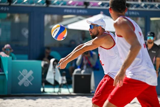 Olympische Spiele Beach volleyball, Beachvolleyball ; Paris 05.08.2024 Achtelfinale, Herren, POL_ESP, Michal Bryl (1, POL), Bartosz Losiak (2, POL) Copyright: xBEAUTIFULxSPORTS TomxBlochx