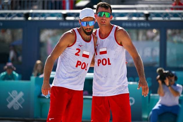 Olympische Spiele Beach volleyball, Beachvolleyball ; Paris 05.08.2024 Achtelfinale, Herren, POL_ESP, Michal Bryl (1, POL), Bartosz Losiak (2, POL) Copyright: xBEAUTIFULxSPORTS TomxBlochx