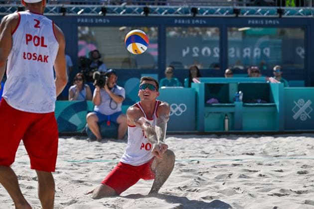 Olympische Spiele Beach volleyball, Beachvolleyball ; Paris 05.08.2024 Achtelfinale, Herren, POL_ESP, Michal Bryl (1, POL), Bartosz Losiak (2, POL) Copyright: xBEAUTIFULxSPORTS TomxBlochx