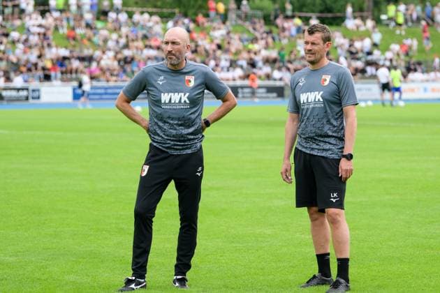 Fußball, Vorbereitung 1. Bundesliga, 20240803, Leicester City - FC Augsburg. Im Bild Co-Trainer des FC Augsburg Jacob FRIIS und Co-Trainer des FC Augsburg Lars KNUDSEN Aufwärmen. Kempten Illerstadion Bayern Deutschland Copyright: Passion2Press MarkusxFischerx