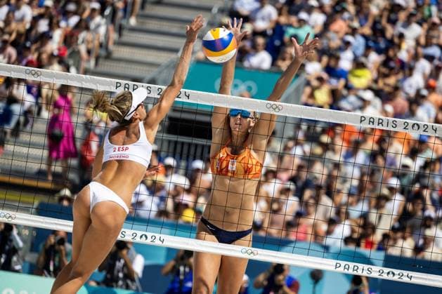 Sport Bilder des Tages PARIS - Tania Moreno (ESP), Katje Stam (lr) during the eighth final of the Beach volleyball, Beachvolleyball between the Netherlands and Spain at the Olympic Games, Olympische Spiele, Olympia, OS ANP KOEN VAN WEEL xVIxANPxSportx xxANPxIVx 505205073 originalFilename: 505205073.jpg