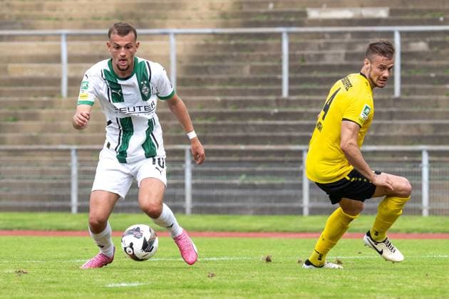 03.08.2024, Fussball: Regionalliga West, Saison 2024 2025, 02. Spieltag, Borussia Moenchengladbach U23 - SV Eintracht Hohkeppel im Grenzlandstadion in Moenchengladbach. Zweikampf zwischen Kushtrim Asallari (Borussia Moenchengladbach U23, 10) und Sven Wurm (SV Eintracht Hohkeppel, 04). Foto: Kirchner-Media TH Copyright: xKirchner-Media THx