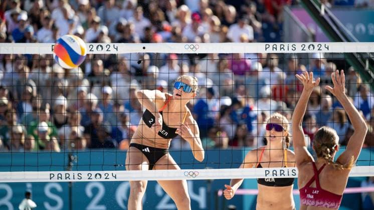 MUELLER Svenja, TILLMANN Cinja (Deutschland) vs GRAUDINA Tina, SAMOILOVA Anastasija (Lettland), im Bild TILLMANN Cinja (Deutschland) am Ball, FRA, Olympische Spiele Paris 2024, Beachvolleyball, Frauen Achtelfinale, 05.08.2024 FRA, Olympische Spiele Paris 2024, Beachvolleyball, Frauen Achtelfinale, 05.08.2024 Paris Copyright: xEibner-Pressefoto Memmlerx EP_MMR