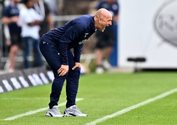04.08.2024, xfux, Fussball 2.Bundesliga, SV Darmstadt 98 - Fortuna Düsseldorf emspor, v.l. Trainer Torsten Lieberknecht (SV Darmstadt 98) gibt Anweisungen, gestikuliert, mit den Armen gestikulieren gives instructions, gesticulate, gesticolando. (DFL DFB REGULATIONS PROHIBIT ANY USE OF PHOTOGRAPHS as IMAGE SEQUENCES and or QUASI-VIDEO. Eine Lizenzierung des Lichtbildwerkes an den SV Darmstadt 1898 e.V. sowie Tochterunternehmen ist nicht gestattet. No release of or sale to SV Darmstadt 1898 e.V.) Darmstadt