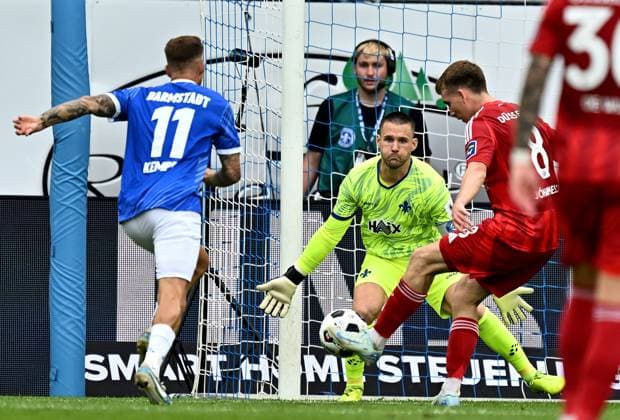 04.08.2024, xfux, Fussball 2.Bundesliga, SV Darmstadt 98 - Fortuna Düsseldorf emspor, v.l. Tobias Kempe (SV Darmstadt 98), Marcel Schuhen (SV Darmstadt 98), Isak Johannesson (Fortuna Duesseldorf Düsseldorf) (DFL DFB REGULATIONS PROHIBIT ANY USE OF PHOTOGRAPHS as IMAGE SEQUENCES and or QUASI-VIDEO. Eine Lizenzierung des Lichtbildwerkes an den SV Darmstadt 1898 e.V. sowie Tochterunternehmen ist nicht gestattet. No release of or sale to SV Darmstadt 1898 e.V.) Darmstadt
