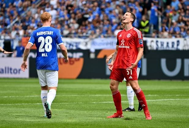 04.08.2024, xfux, Fussball 2.Bundesliga, SV Darmstadt 98 - Fortuna Düsseldorf emspor, v.l. Marcel Sobottka (Fortuna Duesseldorf Düsseldorf) enttaeuscht, enttaeuscht schauend, dissapointed gibt Anweisungen, gestikuliert, mit den Armen gestikulieren gives instructions, gesticulate, gesticolando. (DFL DFB REGULATIONS PROHIBIT ANY USE OF PHOTOGRAPHS as IMAGE SEQUENCES and or QUASI-VIDEO. Eine Lizenzierung des Lichtbildwerkes an den SV Darmstadt 1898 e.V. sowie Tochterunternehmen ist nicht gestattet. No release of or sale to SV Darmstadt 1898 e.V.) Darmstadt